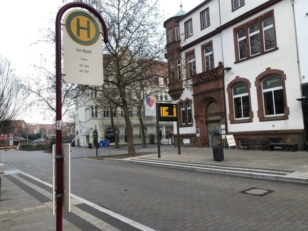 Fahrplanmasten, so wie hier in Bad Salzuflen, müssen aus Sicherheitsgründen rund sein. In den Kreisen Höxter und Paderborn wurden zunächst 800 eckige Masten verwendet, die jetzt ersetzt werden müssen. Mehrkosten: 220.000 Euro. Für den Bund der Steuerzahler ein klarer Fall der Steuergeldverschwendung. - © Georg Kälble