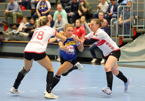 Blombergs Jugendspielerin Ruslana Litvinov wirft sich beim Debüt im Pokalspiel gegen Solingen-Gräfrath mutig in die Duelle. - © Paul Cohen