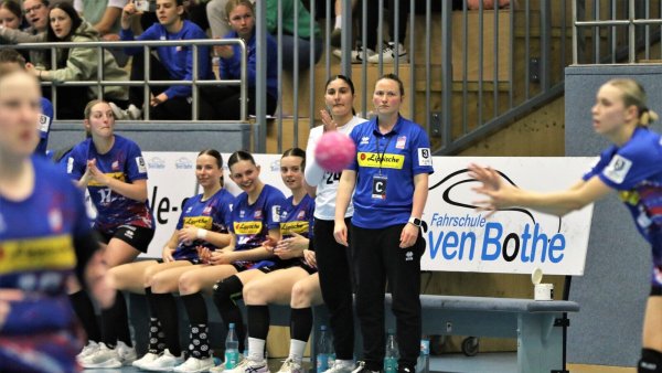 Co-Trainerin Melanie Veith unterstützte Blombergs Chefcoach Ruben Voßhans im Spiel gegen Garrel tatkräftig. - © Oliver König