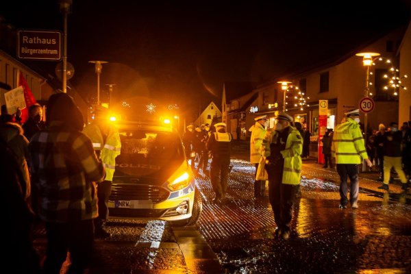 Vor dem Rathaus haben sich am Donnerstagabend rund 90 Impf-Kritiker zu einem sogenannten Spaziergang getroffen. Zeitgleich fand eine Gegen-Demonstration statt. Die Polizei war mit mehreren Einsatzkräften vor Ort. - © Raphael Bartling