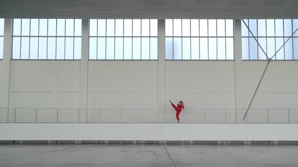Tänzerin Ulrike von der Linden bei den Dreharbeiten zum Kurzfilm im Hangar 21. - © Bildrechte: Leonie Bunte