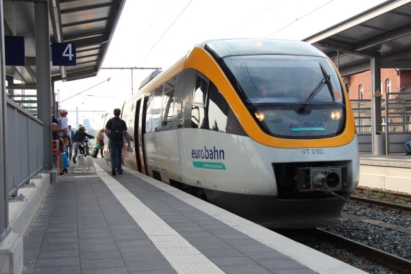Halt: Die Eurobahn am Bahnhof in Lage. - © Archivfoto: Cordula Gröne