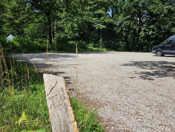 Oberhalb des Haus des Gastes liegt ein Parkplatz, direkt angrenzend zur Wiese mit dem Pavillon. Das wäre ein möglicher Standort für einen Wohnmobilplatz. - © Astrid Sewing