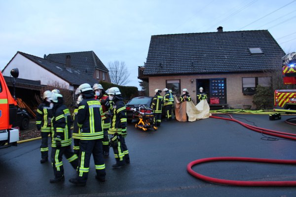 Für die Bewohnerin eines Hauses in Bad Salzuflen-Holzhausen kam nach einem Brand jede Hilfe zu spät. Die Feuerwehr konnte die Frau nur noch tot bergen.  - © Daniel Hobein / Feuerwehr Bad Salzuflen