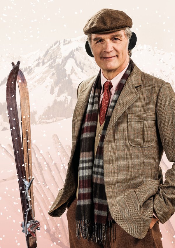 Winterliches Outfit inklusive: Walter Sittler in seiner Rolle als Erich Kästner. - © Stefan Nimmesgern