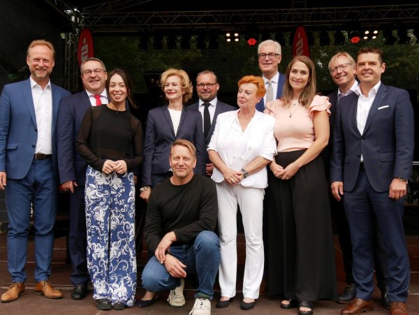 Künstler freuen sich über Theaterpreis. Mit Georg Heckel, Dr. Axel Lehmann, Balletttänzerin Mirea Mauriello, Dr. Beate Schütz, Schauspieler Patrick Hellenbrand, Max Giesdorf, Elisabeth Wirtz, Jürgen Wannhoff, Sopranistin Emily Dorn, Jens-Olaf Buhrdorf und Andreas Trotz. (von links). - © Thomas Krügler