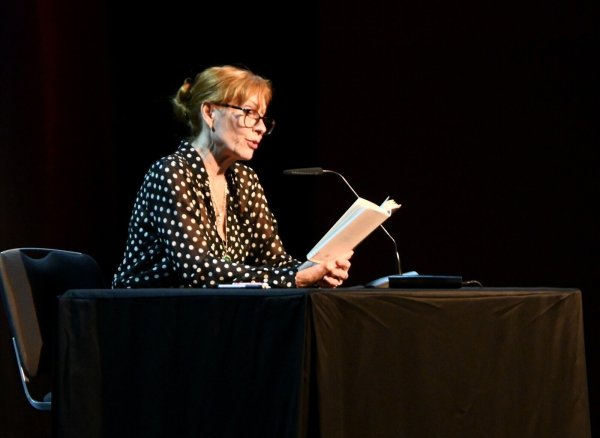 Andrea Sawatzki brauchte nicht viel, um bei ihrer Lesung aus dem neuen Roman das Publikum in ihren Bann zu ziehen. - © Luca-Marie Dröge