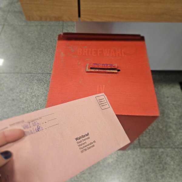 Was tun, wenn es mit der Briefwahl knapp wird? Die Bürgerberatung Detmold hat einen roten Kasten am Eingang bereitgestellt. - © Janet König