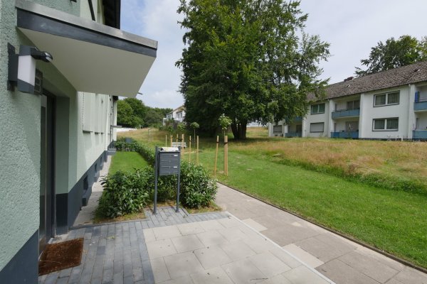 Die frische Farbe ist nur Fassade. Das Haus Mittelstraße 3-5 der Augustdorfer Siedlung "Am Dören" ist vor einiger Zeit frisch angestrichen worden, hat neue Briefkästen und frisch angepflanzten Kirschlorbeer bekommen. An der schlechten Gebäudesubstanz ist aber nichts getan worden. - © Archivfoto: Jost Wolf