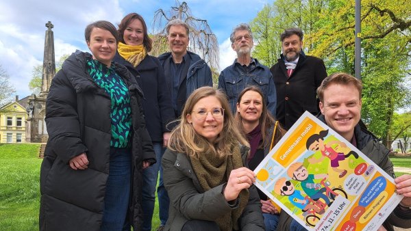 Am Protesttag für Gleichberechtigung und Inklusion sind unter anderem beteiligt (von links) Monika Heel (Inklusionsbeauftragte Kreis Lippe), Vanessa Mohnke (EUTB), Bernd Joachim (Lippische Landeskirche), Merle Malburg (Inklusionsbeauftragte Sport Stadt Detmold), Stephanie Kleine (Vorstand Lebenshilfe Detmold), Michael Mehltretter (Werkstattrat Lebenshilfe Detmold), Hans Müller-Hisje (Veranstaltungsteam Stadt Detmold) und Philipp Klemenz (Vertrauensperson Werkstattrat Lebenshilfe Detmold). - © Carolin Brokmann-Förster