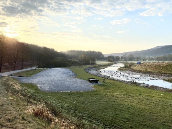 Der Parkplatz an der Staumauer am Schiedersee ist für Wohnmobile gesperrt. - © Jörg Bierwirth