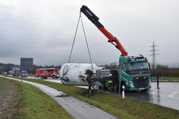 Wegen einer verlorenen Ladung war am Dienstagnachmittag die L616 in der Nähe der B1-Zufahrt gesperrt. - © Jörn Fries