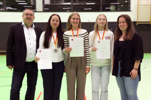 Landrat Dr. Axel Lehmann (links) und Johanna Bejer vom KSB (rechts) überreichten Urkunden und Medaillen an die Rollkunstläuferinnen Clara Rieke, Liana Düwel und Lilly Fischer (ab Zweite von links nach rechts). - © Foto: Kreis Lippe