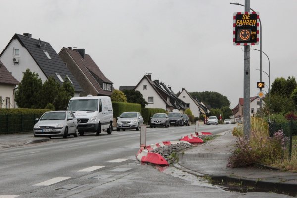 Eine Fahrbahnverengung soll auf der Eckendorfer Straße für eine Tempodrosselung sorgen - und die Einmündungen der Kolmarer Straße und Am Bruche sicherer machen. Zusätzlich gibt es gleich zwei Geschwindigkeitsdisplays. - © Carolin Brokmann-Förster