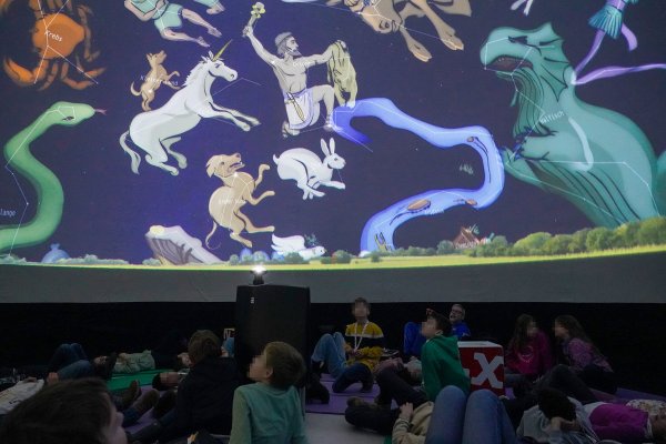 In der acht Meter breiten und fünf Meter hohen Zeltkonstruktion werden auch Sternbilder anschaulich projeziert. - © Lippe Bildung eG