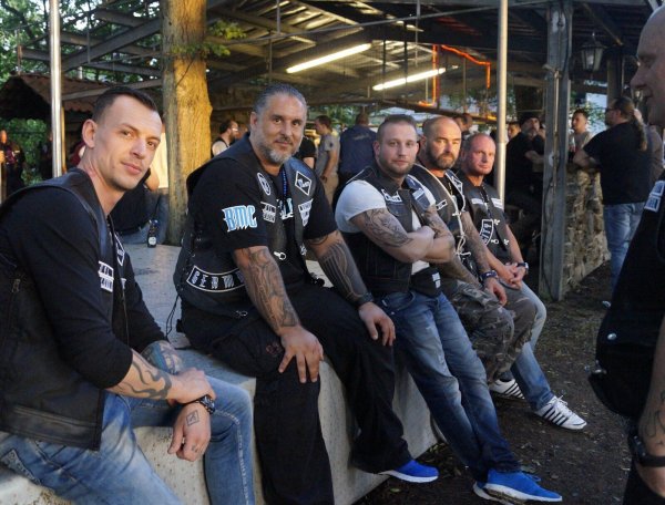 Zurück zu den Wurzeln: Bereits 2016 war der ehemalige Swingerclub im Frettholz 19 Ziel und Ausgangspunkt der Ausfahrt für den MC Brothers Guards. Jetzt lädt Tim Kellner (2. von links) erneut zu einer Ausfahrt ein und hat wieder diese Location gewählt. - © Werner Hoppe