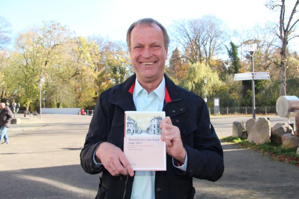 Dr. Hans Jacobs hat ein neues Jahrbuch für den Zeitraum 2019 bis 2021 herausgegeben. - © Cordula Gröne(LZ)