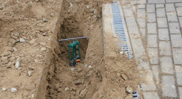 Die beschädigte Gasleitung wurde provisorisch mit einer Art Klemme abgedichtet. - © Feuerwehr Kalletal