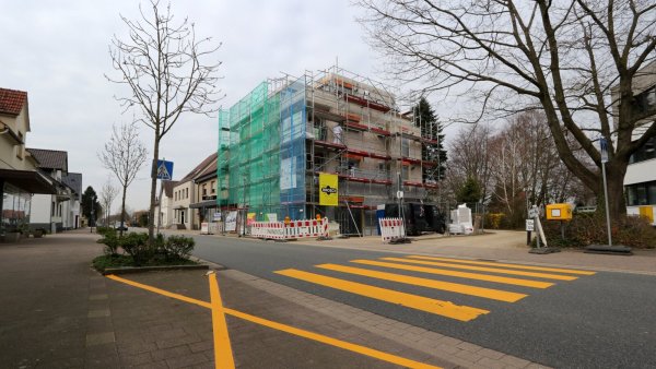 An der Herforder Straße soll ein Zebrastreifen den Übergang über die Straße erleichtern. Das Provisorium auf dem Bild wurde wegen der Baustelle eingerichtet. - © Martin Düsterberg