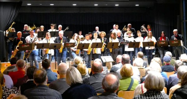 Generationen auf der Bühne bei einem gelungenen Projekt: Die Musiker und Musikerinnen von 11 bis 75 Jahren begeisterten ihr großes Publikum. - © Fotorechte: Hans Böhm