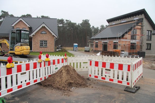 Die SPD möchte den Klimaschutz in der Gemeinde voran bringen. Ein Baustein ist die Beratung von Bauherren bei Neu- und Umbau von Häusern, etwa durch Installation von Photovoltaikanlagen. Im westlichen Neubaugebiet sieht man sie auf Dachflächen kaum. - © Dieter Asbrock