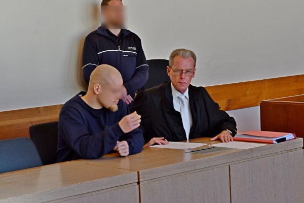 Dem Angeklagten aus Oerlinghausen war die Tat eines versuchten Mordes vorgeworfen worden. Verurteilt wurde er aber wegen gefährlicher Körperverletzung. Neben dem Angeklagten sitzt sein Verteidiger Helmut Wöhler. - © Gunther Held