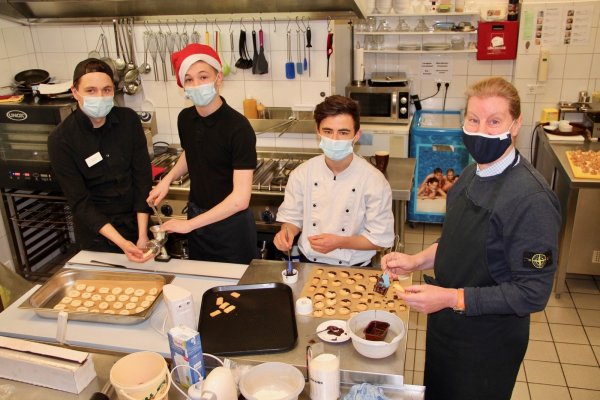 In der Weihnachtsbäckerei im Café „Kleiner Grünauer" bleiben die drei
Azubis Claes Spieker, Joshua von der Deken und Matteo Bohn (von links) sowie ihre Ausbilderin Anja Kutschera trotz Corona-Krise weiter optimistisch. - © Heidi Stork