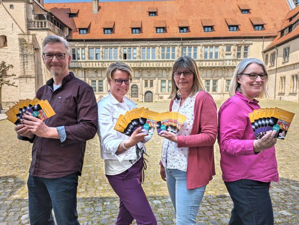 Das Team des Weserrenaissance-Museums Schloss Brake präsentiert das neue Programheft: (von links) Thomas Senke, Silvia Herrmann, Heidrun Saak und Dr. Susanne Hilker vom Weserrenaissance-Museum Schloss Brake. - © Stephanie Theuner/LVL