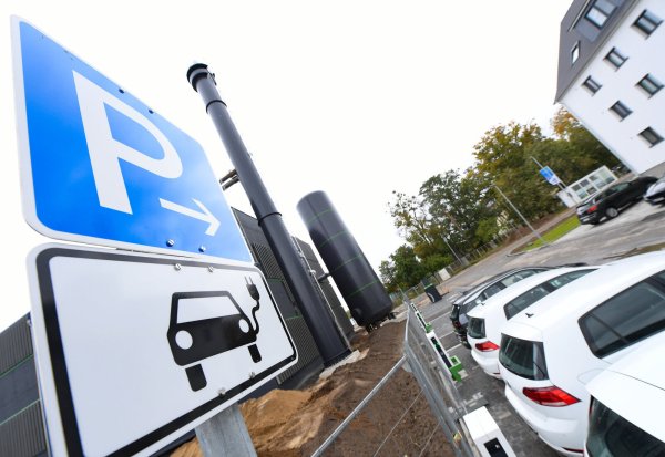 Dass die Verkäufe zurückgehen, habe einen einfachen Grund, sagt unser Autor: Die Stromer seien bislang Luxus-Vehikel. - © Arne Dedert