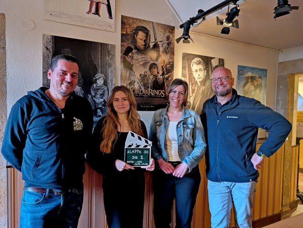Valon Begisholli (links) weiß die Klappe 30 in guten Händen bei Madeleine und Mara Serra. Auch Eigentümer Tobias Sommer freut sich, dass es weitergeht. Foto: Gunter Held - © Gunter Held