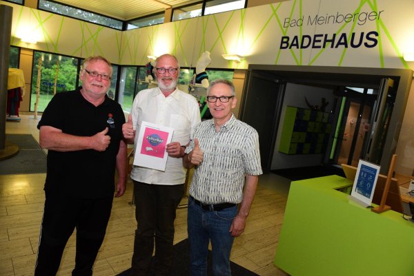 Foto: 2. Vorsitzender Dietmar Kluge, 1. Vorsitzender Ingo Ostheide, Kassenwart Jürgen Hornung im Badehaus, wo künftig die Veranstaltungen stattfinden werden. - © Nicole Ellerbrake