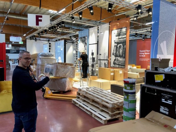 Maximilian Richter von der Messe OWL steht vor einem XXL-Stand eines dänischen Ausstellers in der Halle 21. Die mobilen Wände hier sind 4,50 Meter hoch. - © Thomas Reineke