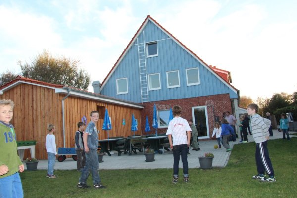 Ein Bild aus coronafreien Zeiten: Kinder tummeln sich am Inselquartier des Kreises Lippe auf Langeoog. Der Kreis geht davon aus, dass Gäste aus den Kreisen Gütersloh und Warendorf vorerst dort nicht anreisen dürfen. - © Martin Hostert