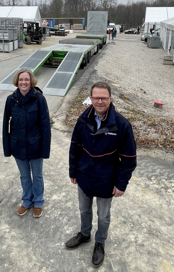 Die Malteser hatten zeitweise die Organisation übernommen. Jana Worseg hat die Flüchtlingsunterkunft geleitet. Gemeinsam mit Siegfried Krix, Diözesan- und Bezirksgeschäftsführer, hat sie den Aufbau in Büren-Stöckerbusch begleitet. - © Buttchereit/Malteser