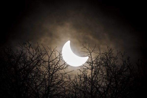 Der Mond hat sich vor die Sonne geschoben. Erstmals seit sechs Jahren ist heute über Deutschland wieder eine partielle Sonnenfinsternis zu sehen. - © Olivier Maire/dpa