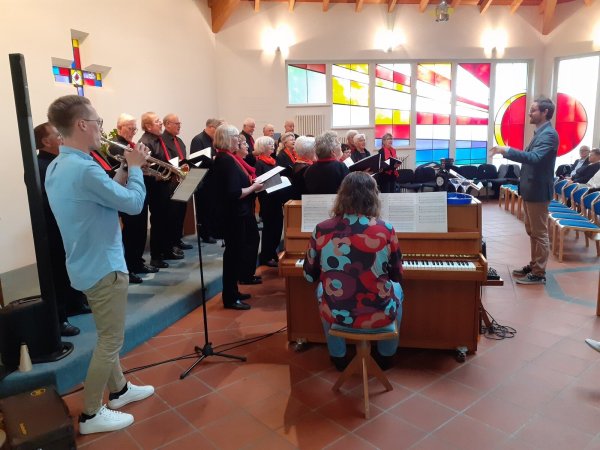 Versteht sich auf fröhliche wie auch auf ernsthaftere Lieder: der gemischte Chor Leopoldstal bei seinem Frühlingskonzert. - © Gemischter Chor Leopoldstal