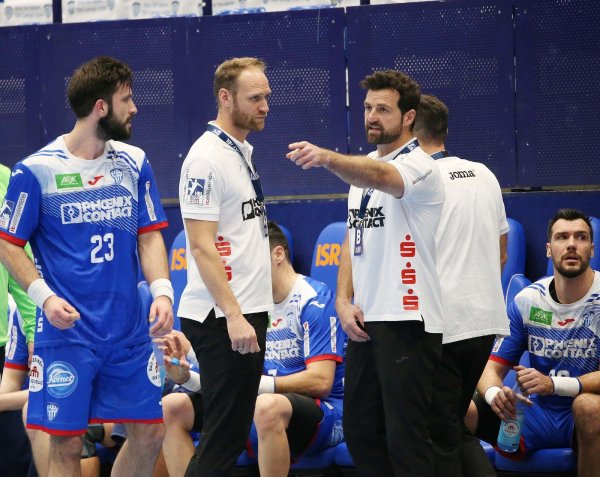 Anweisungen von der Bank von Trainer Florian Kehrmann für Tim Suton. - © Paul.Cohen