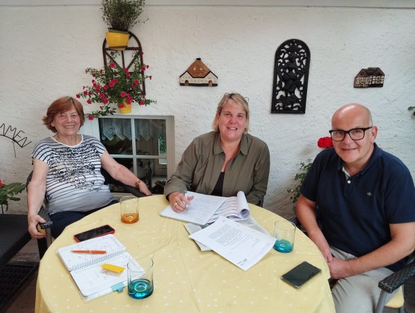 Bewerten das Geschehen in Lage: Gerda Gaus, Martina Hannen und Olaf Henning (von links). - © FDP Lage