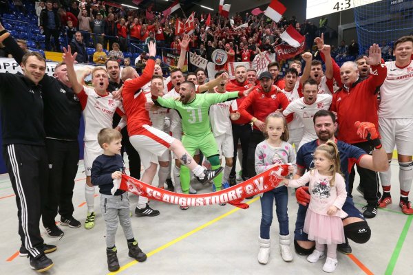 So feierte der FC Augustdorf im Januar dieses Jahres den LZ-Cup-Triumph. - © Paul Cohen