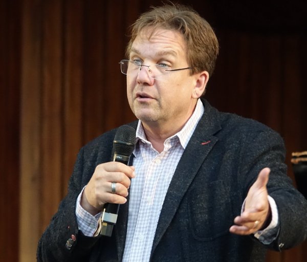 Starke Performance am Flügel und in der Wortwahl: Matthias Brodowy aus Hannover - Samstagabend in der Konzertmuschel im Salzufler Kurpark. - © Axel Bürger