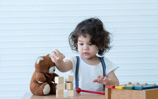 Augen auf beim Spielzeugkauf: Billige Spielwaren aus Fernost entsprechen oft nicht den gesetzlichen Anforderungen in Deutschland, können sogar gesundheitsschädlich sein. Die Verbraucherzentrale gibt Tipps, worauf man achten sollte. - © Verbraucherzentrale NRW