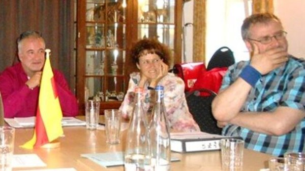 Der Vorstand um den wiedergewählten 1. Vorsitzende Markus Wehrmann (links) verfolgt interessiert den Bericht von Bauleiter Hardy Redeker. - © H. W. Wehrmann