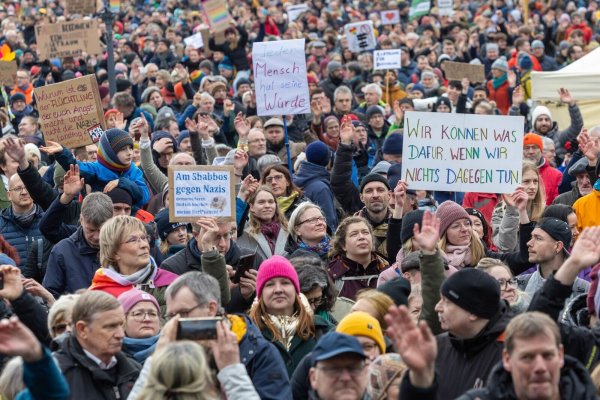 Die Demonstrationen für die Demokratie in Deutschland halten an - und haben erste erfreuliche Konsequenzen für einige Parteien. - © Daniel Schäfer