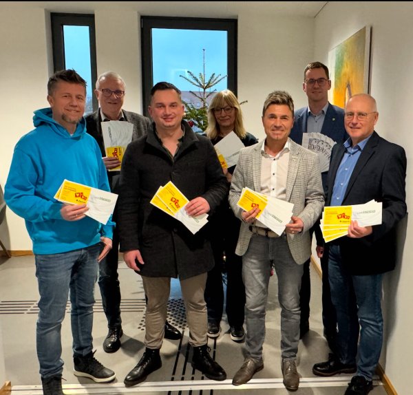 Thomas Assmann (von links), Dirk Pahmeier, Kevin Schulz, Maria Kiehl-Hamann,
Andreas Epp, Michael Kalkreuter und Frank Rayczik bei der Spendenübergabe. - © Bildrechte: Aufbruch C