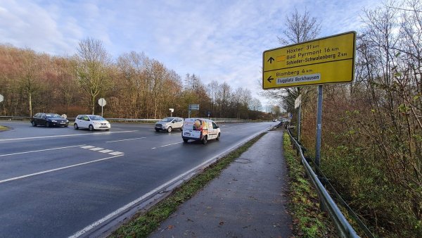 Beim Ortstermin waren sich die Behördenvertreter dann doch einig, dass die Radfahrer an dieser Kreuzung eine Querungshilfe bekommen sollten. - © Marianne Schwarzer