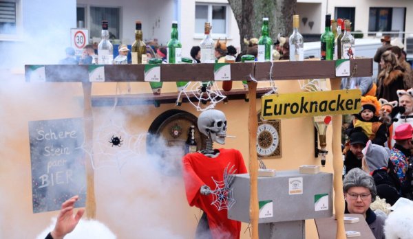 Das Kiffen ist in Steinheim an den tollen Tagen in der Innenstadt teilweise verboten. Und was ist mit dem exzessiven Trinken? 2023 die Euroknacker mit einem Skelett an der Theke durch die Innenstadt. Foto: David Schellenberg - © David Schellenberg
