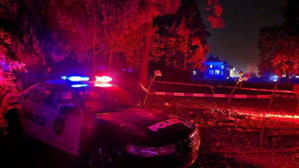 Der original amerikanische Polizeiwagen war einer der Hingucker bei der Geisternacht. Im Hintergrund ist das ebenfalls illuminierte Schloss Stietencron zu sehen. - © Daniel Thinius
