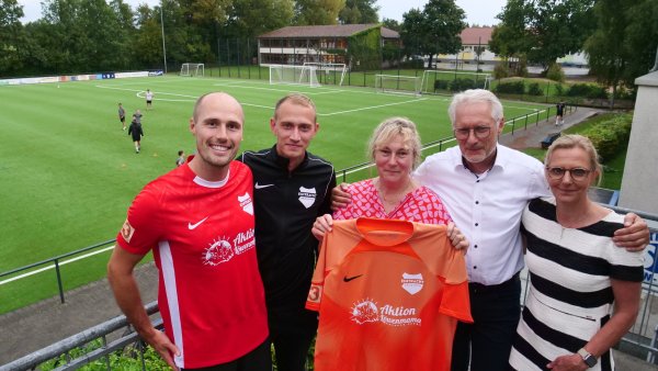 Doppelter Gewinn für den SVE Jerxen-Orbke: Jan Schönwälder (von links), Oliver Lukas, Löwenmama Susanne Saage und die Trikotspender Joachim und Anja Lukas vor dem neuen Kunstrasen. - © Jörg Hagemann