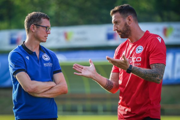 Arminia Bielefelds Sport-Geschäftsführer Michael Mutzel (l.) und Trainer Mitch Kniat sehen keinen Anlass, im Winter gen Süden zu fliegen. - © Sarah Jonek