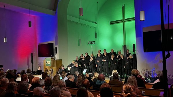 Ein besonderer Abend mit besonderen Gästen: Der Gospelchor "SeleXion" begeisterte in der Kirche Silixen. - © Dirk Rosemeier